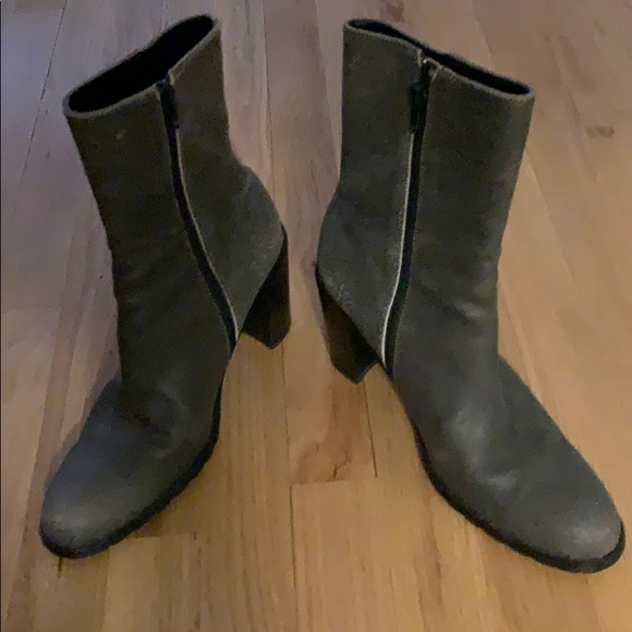 Women’s GUESS boots, size 7 1/2 - Picture 2 of 5